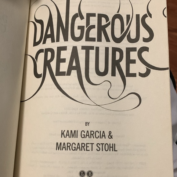 DANGEROUS CREATURES #1 NY TIMES BESTSELLING AUTHORS SOFT COVER BOOK 📕 - Picture 3 of 3